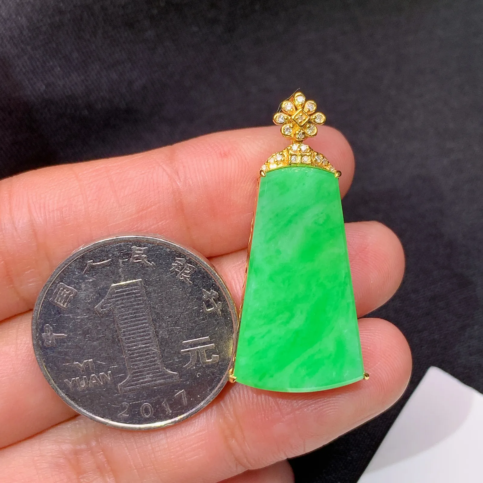 甜绿无事牌吊坠，18k金镶嵌，色泽鲜阳，冰润细腻，种水足 尺寸34.5*16.2*5.3