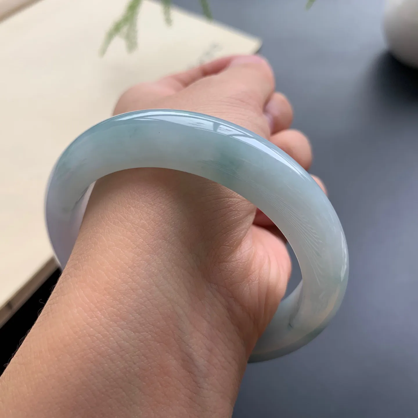 55圈口飘花正圈手镯 尺寸：55-13-9，无纹裂，细腻光滑，花色飘逸