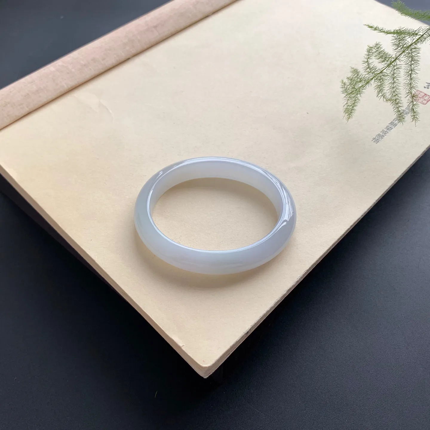 细糯贵妃手镯 尺寸：54.2-46-10.3-7.5，无纹裂，细腻光滑，白净清爽