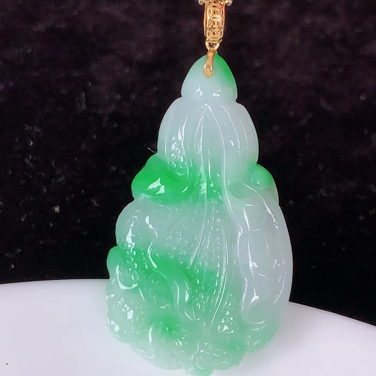 18K金镶嵌飘阳绿翡翠招百财白菜吊坠，百财聚来，财源滚滚，色泽鲜艳，精工水润的白菜，性价比高！#1.2