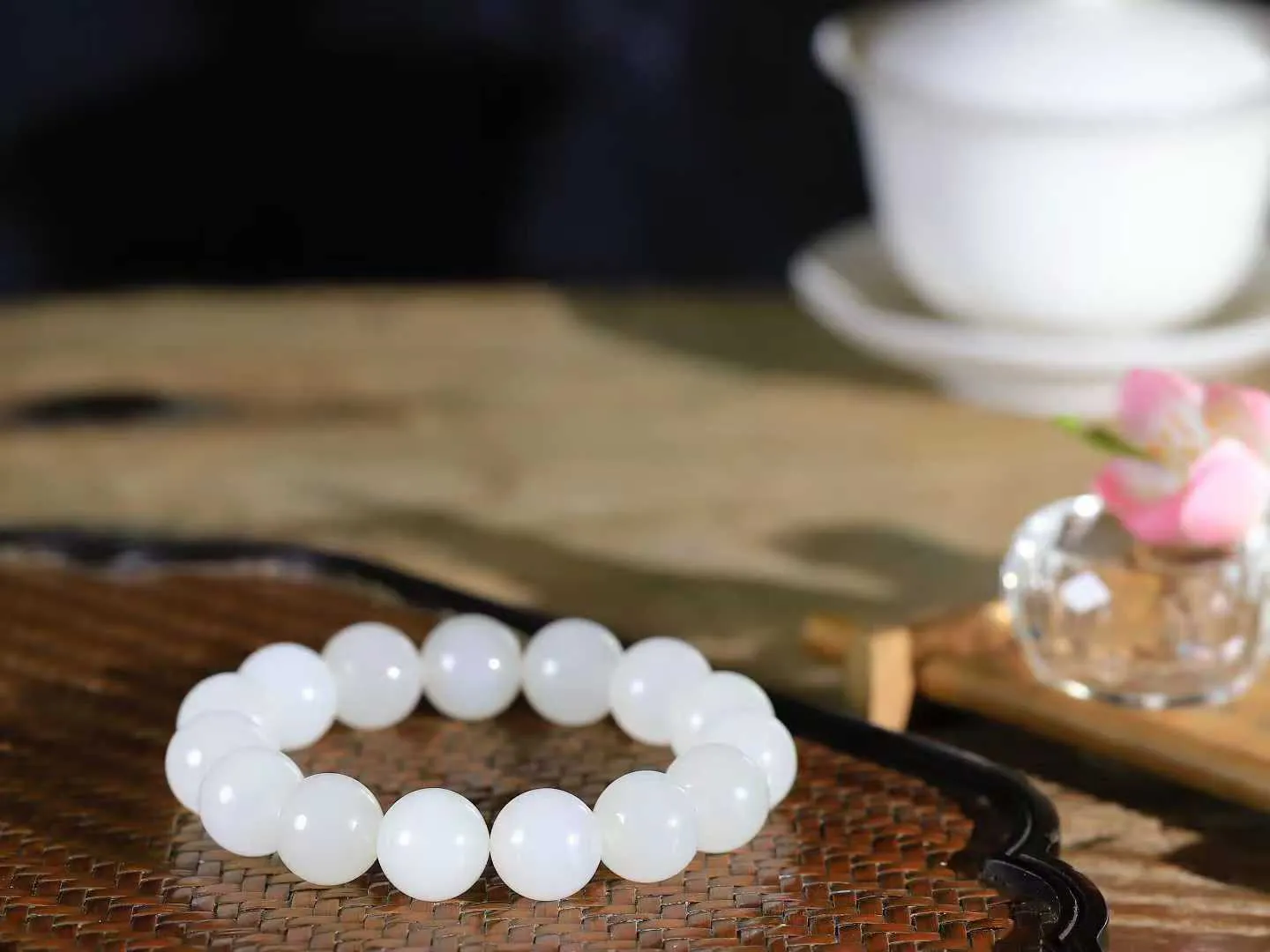 【珠圆玉润.手串】

精品和田玉冰白珠圆玉润手串 玉质温润细腻  整串打磨圆润，佩戴舒适。珠珠落玉盘