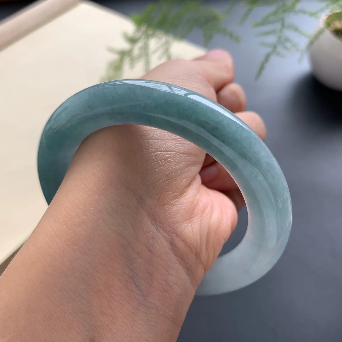 55圈口蓝底圆条手镯 尺寸：55-11，无纹裂，细腻光滑，色泽浓郁