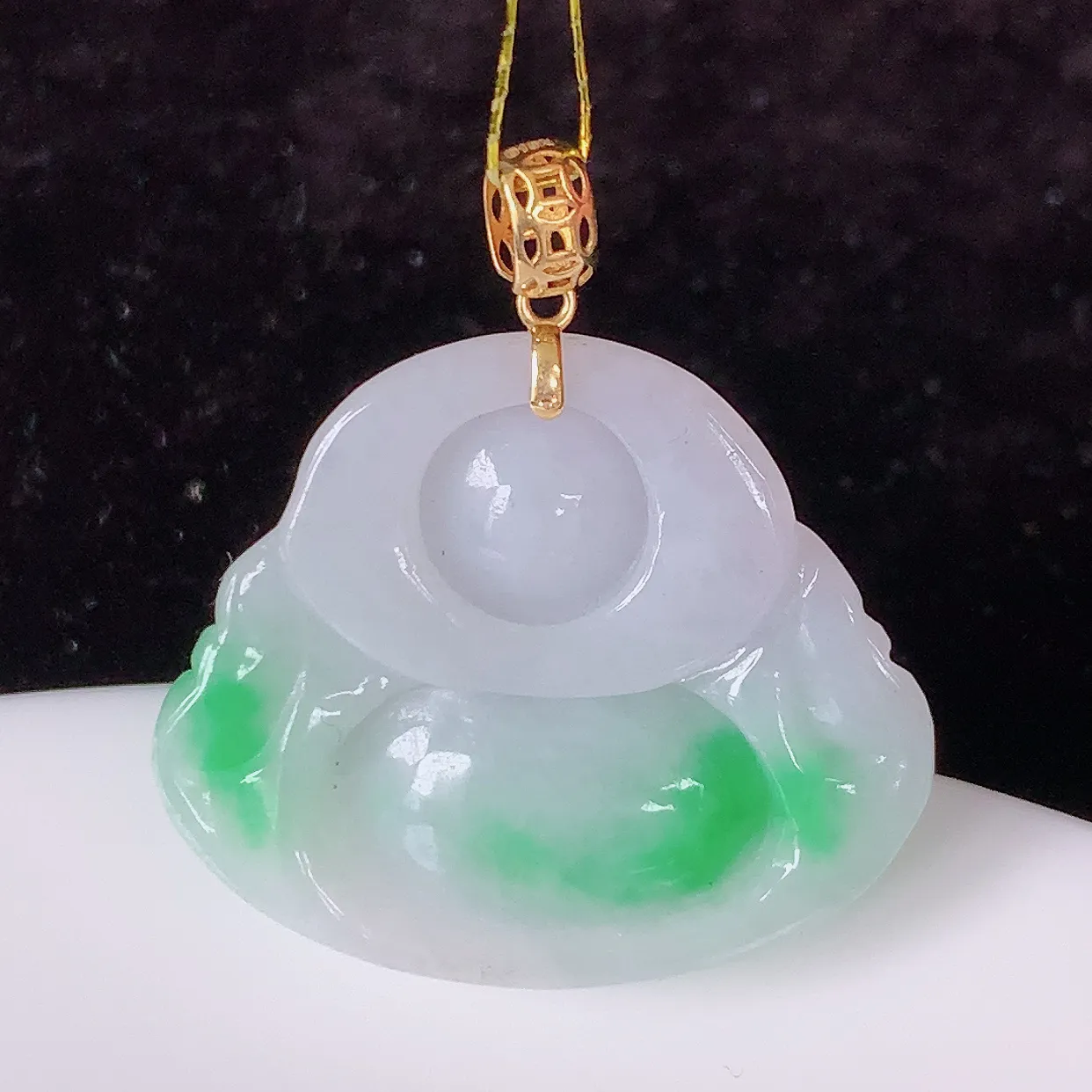 18k金镶嵌冰润飘绿翡翠佛公吊坠，款式新颖时尚，日常百搭的款。清秀高雅，佩戴优雅高贵！#35.2