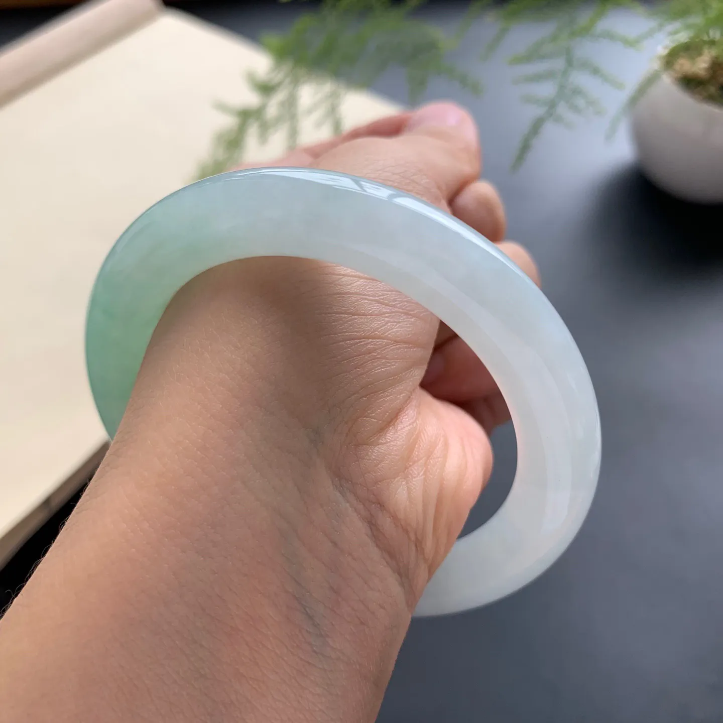 55.3圈口飘绿圆条手镯 尺寸：55.3-10-10.3，无纹裂，色泽靓丽，条形饱满