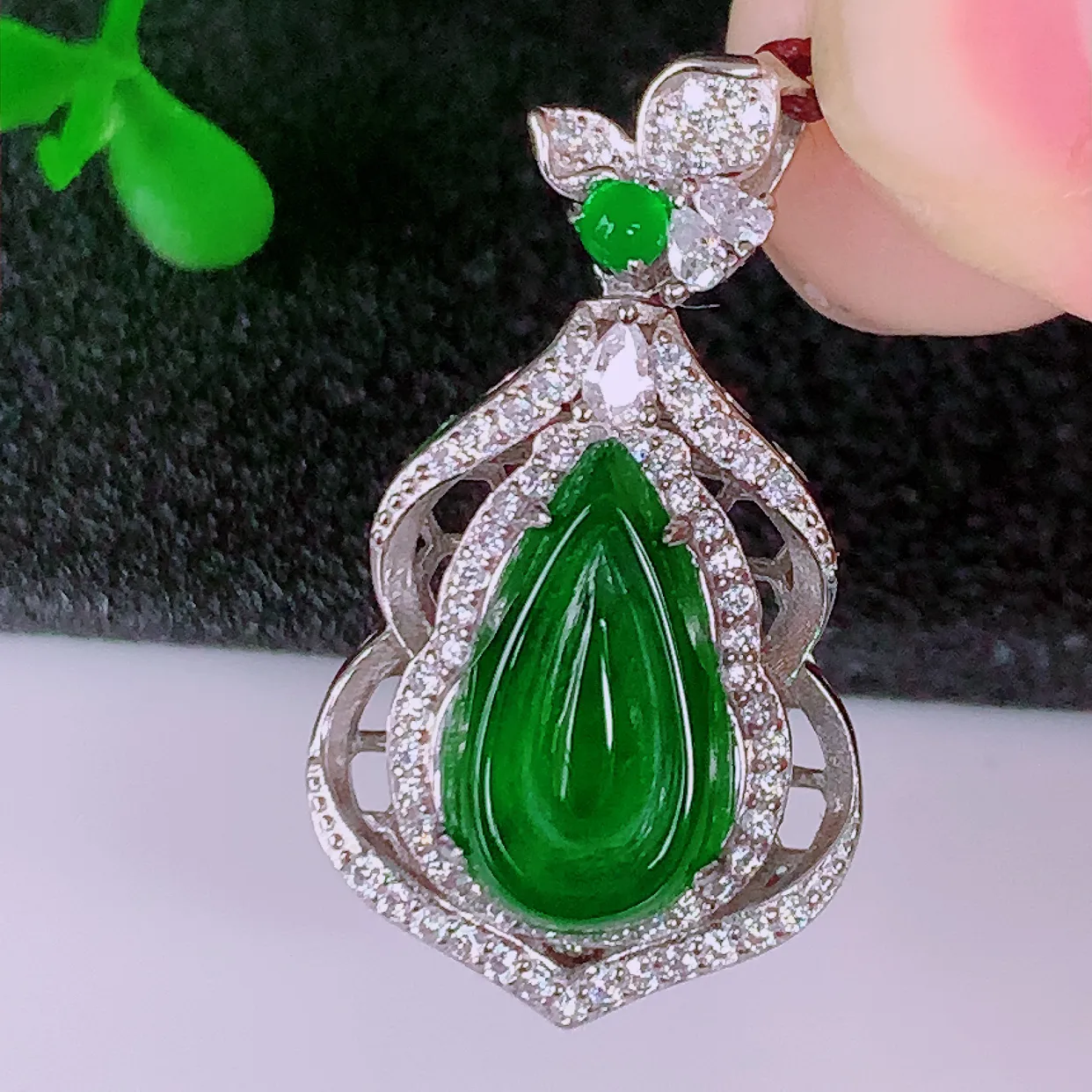 冰透满绿翡翠925银镶嵌水滴吊坠，自然光实拍，翠色灵动，颜色漂亮，种老水足，品相佳，佩戴佳品！#98.2整体29.5*16-8.5裸石14*7.5