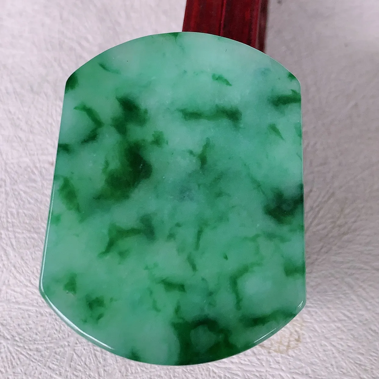 自然光实拍，水润飘花翡平安无事牌吊坠，翡翠无事牌，平平安安，无事牌翠色灵动，佩戴平安时尚！#46.2