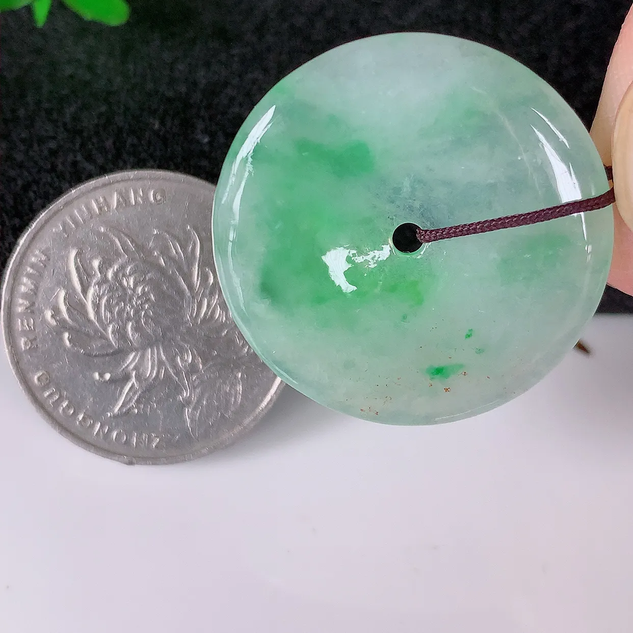 自然光实拍，冰种飘绿翡翠平安扣吊坠，翠色灵动，种老水足，寓意好，品相佳，佩戴佳品！#41.2