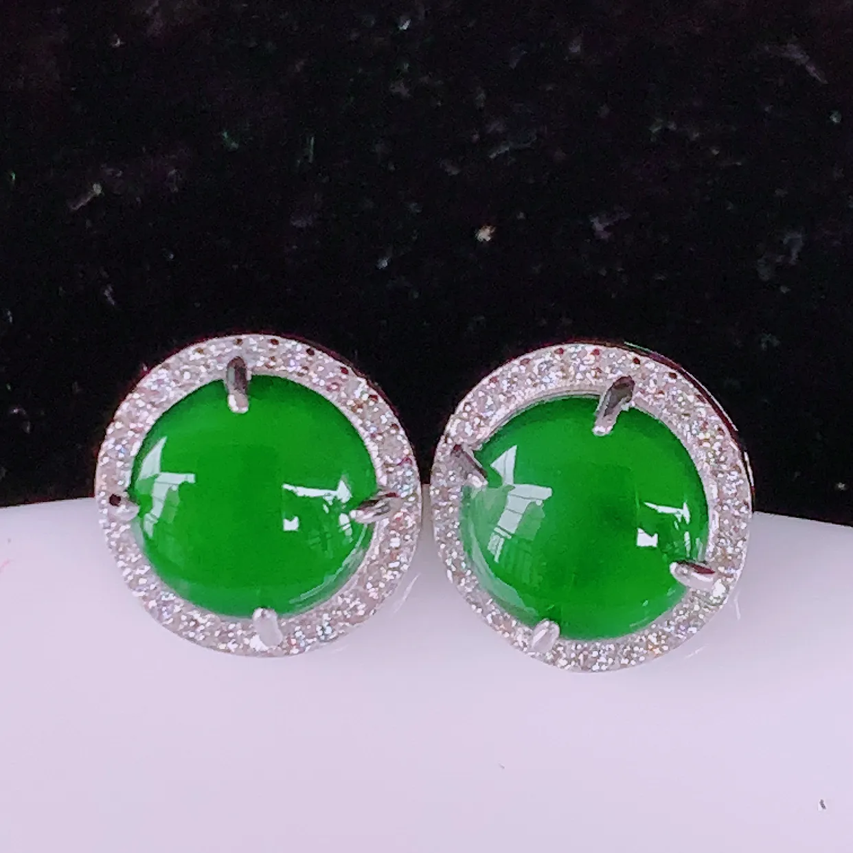 冰透满绿翡翠925银镶嵌耳钉，自然光实拍，翠色灵动，颜色漂亮，种老水足，品相佳，佩戴佳品！#98.2整体15.5-10.5*10.5裸石7.5*7.5