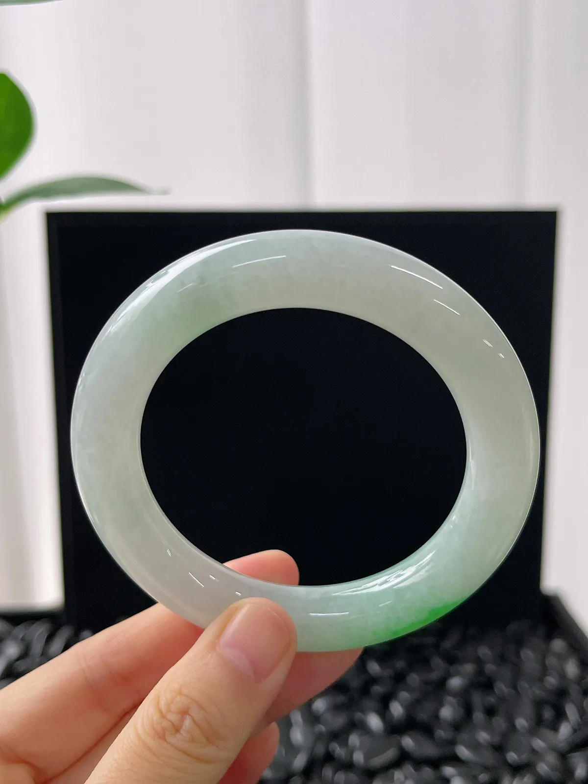 圆镯54.4圈口，翡翠冰糯种飘绿手镯