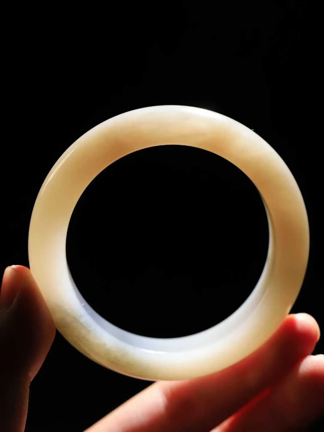 （柔情似水.手镯）

精品和田玉藕粉烟紫双色手镯，玉质温润细腻，镯型饱满圆润，优雅知性，姽婳于幽静兮，又婆娑乎人间，经典款型，古朴典雅。极具灵性，腕间风情，风姿卓越。 
重85克   尺寸57-16.2-10mm    FDL-36110326