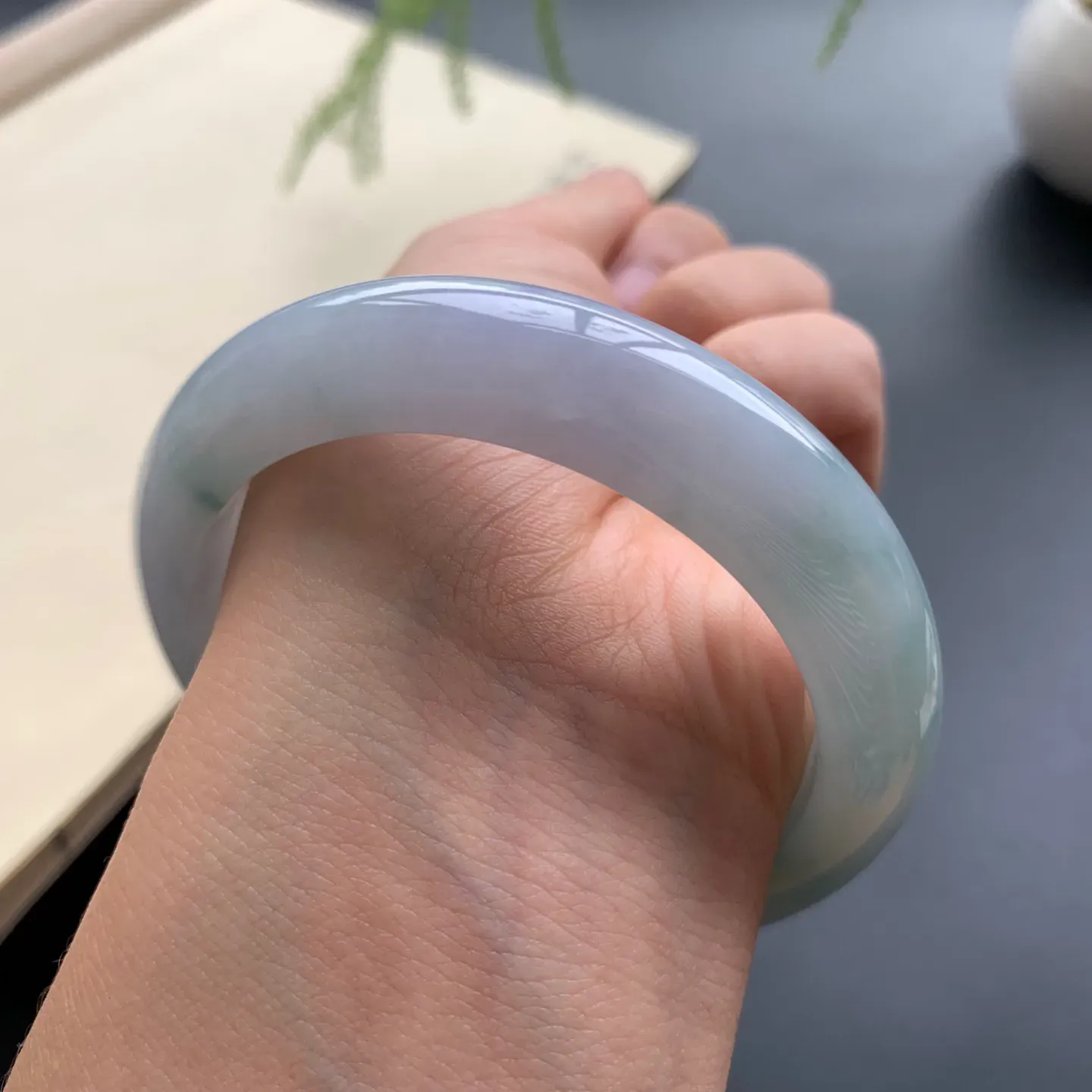 55圈口飘花正圈手镯 尺寸：55-13-9，无纹裂，细腻光滑，花色飘逸