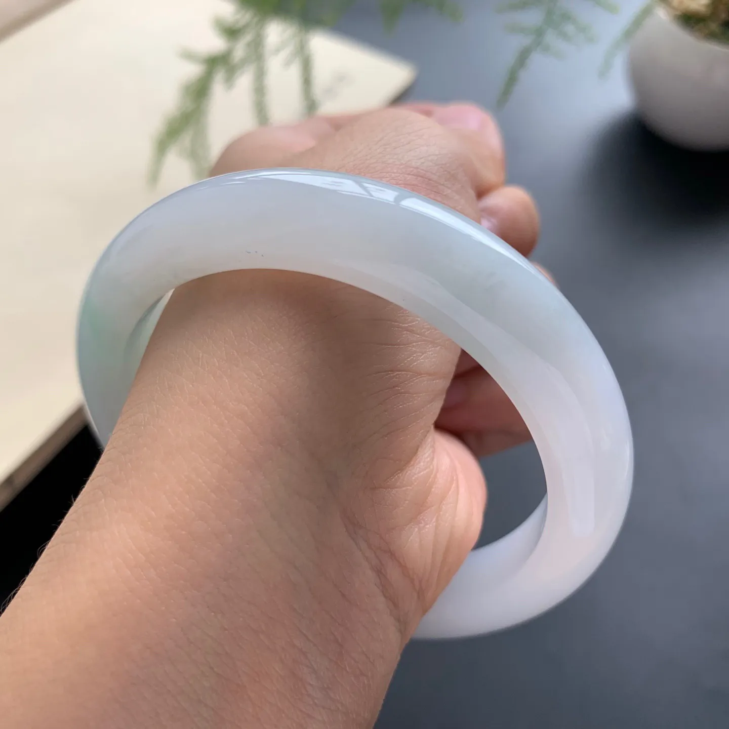 58.5圈口糯冰正圈手镯 尺寸：58.5-12.3-9.3，无纹裂，细腻釉洁，清爽干净