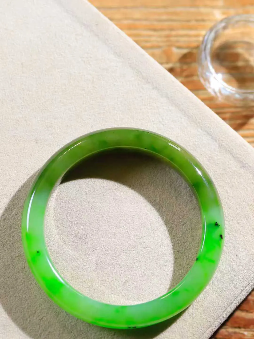 【碧色荡漾·手镯】

精品️和田玉碧玉手镯，玉质细腻温润，手感舒适，️线条流畅，简约大气，美自天成，佩戴于腕间，婉约之美，举手投足间透出那份低调奢华，醉人心扉。重62克 内径圈口61mm尺寸12-9mm FDL-77110332