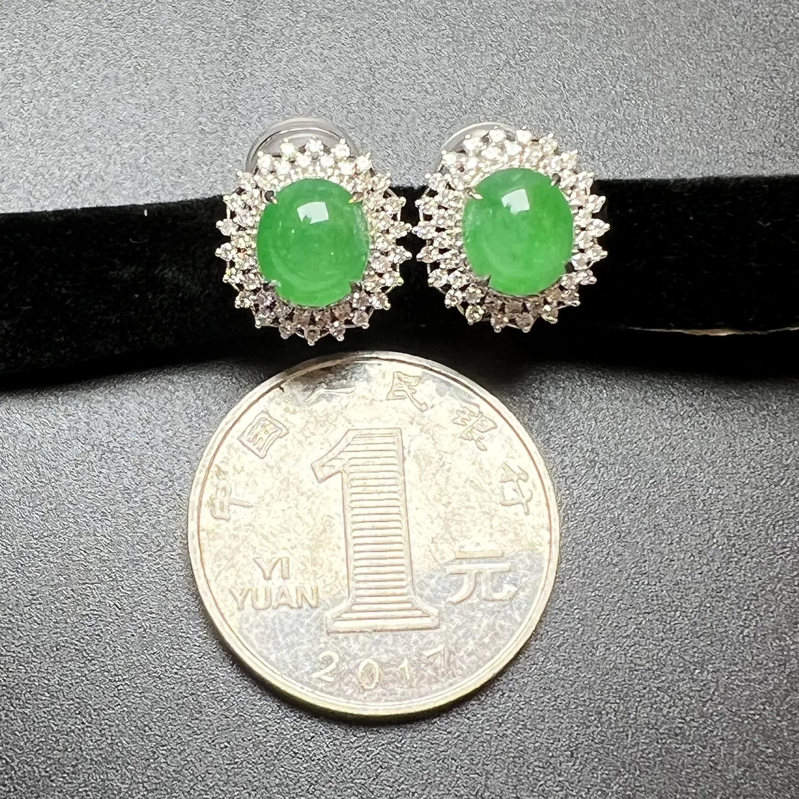 满绿耳钉整体尺寸13.3*12.8*7.5 裸石尺寸8.1*7.3*4.5