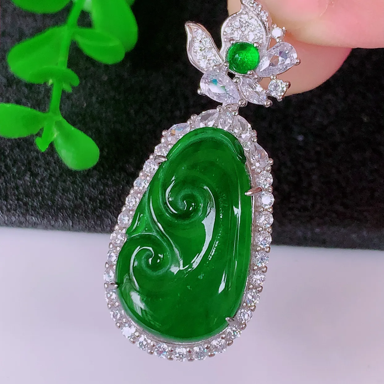 冰透满绿翡翠925银镶嵌如意吊坠，自然光实拍，翠色灵动，颜色漂亮，种老水足，品相佳，佩戴佳品！#98