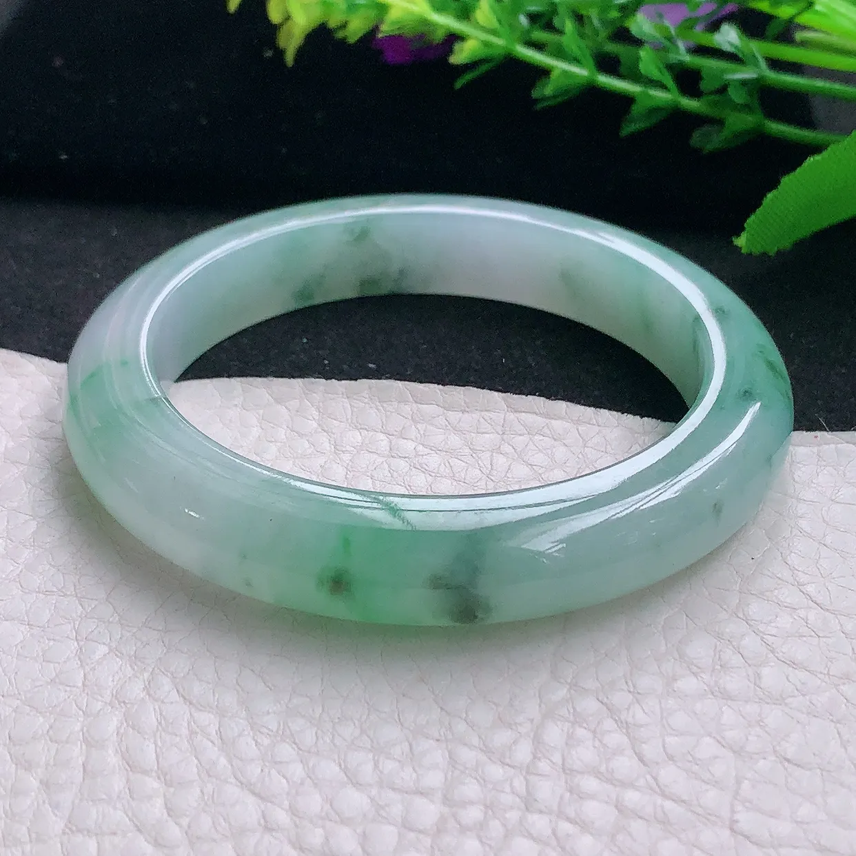 js自然光56*10.8*9.3平安镯 天然缅甸翡翠a 货冰飘绿花清秀宽边玉镯子