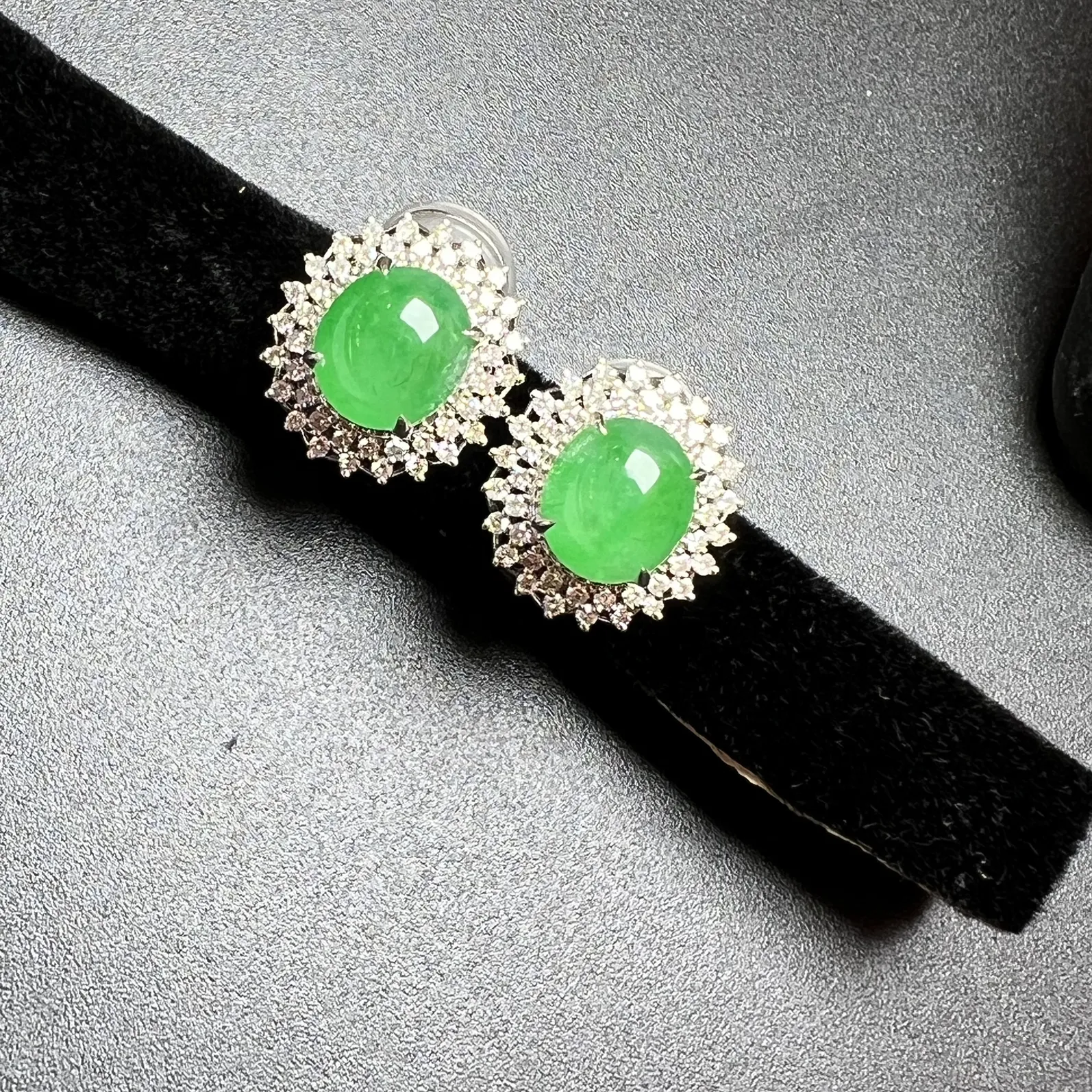 满绿耳钉整体尺寸13.3*12.8*7.5 裸石尺寸8.1*7.3*4.5