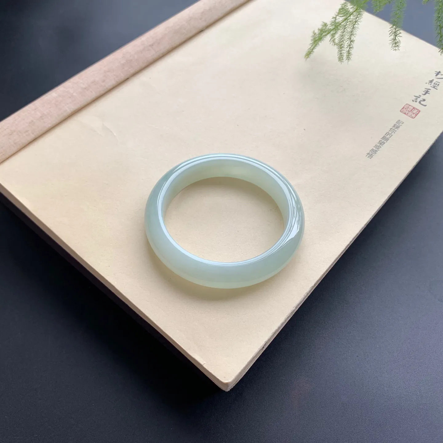 55.8圈口晴底正圈手镯 尺寸：55.8-12.6-8.8，无纹裂，水润起胶，细腻釉洁