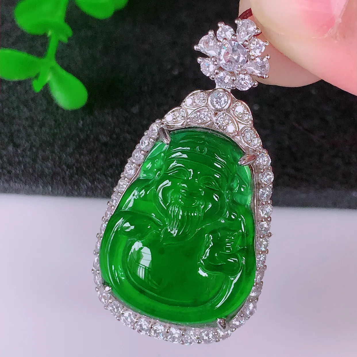 冰透满绿翡翠925银镶嵌财神爷吊坠，自然光实拍，翠色灵动，颜色漂亮，种老水足，品相佳，佩戴佳品！#98.2整体39*21*9裸石23*18.5*