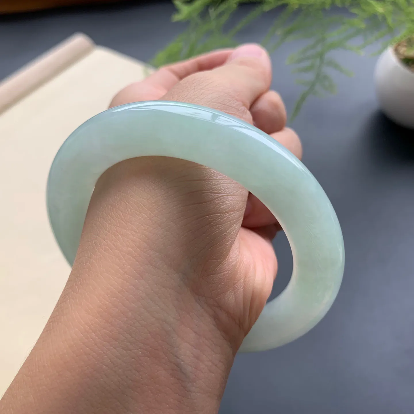 56.5圈口果绿底圆条手镯 尺寸：56.5-11.8，无纹裂，细腻釉洁，色泽清新甜美