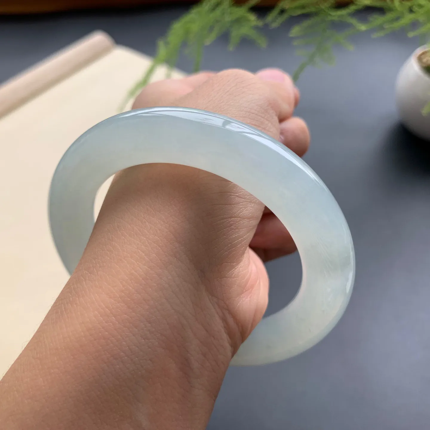 56.5圈口冰种圆条手镯 尺寸：56.5-12-11.8，无纹裂，水润饱满，胶感十足