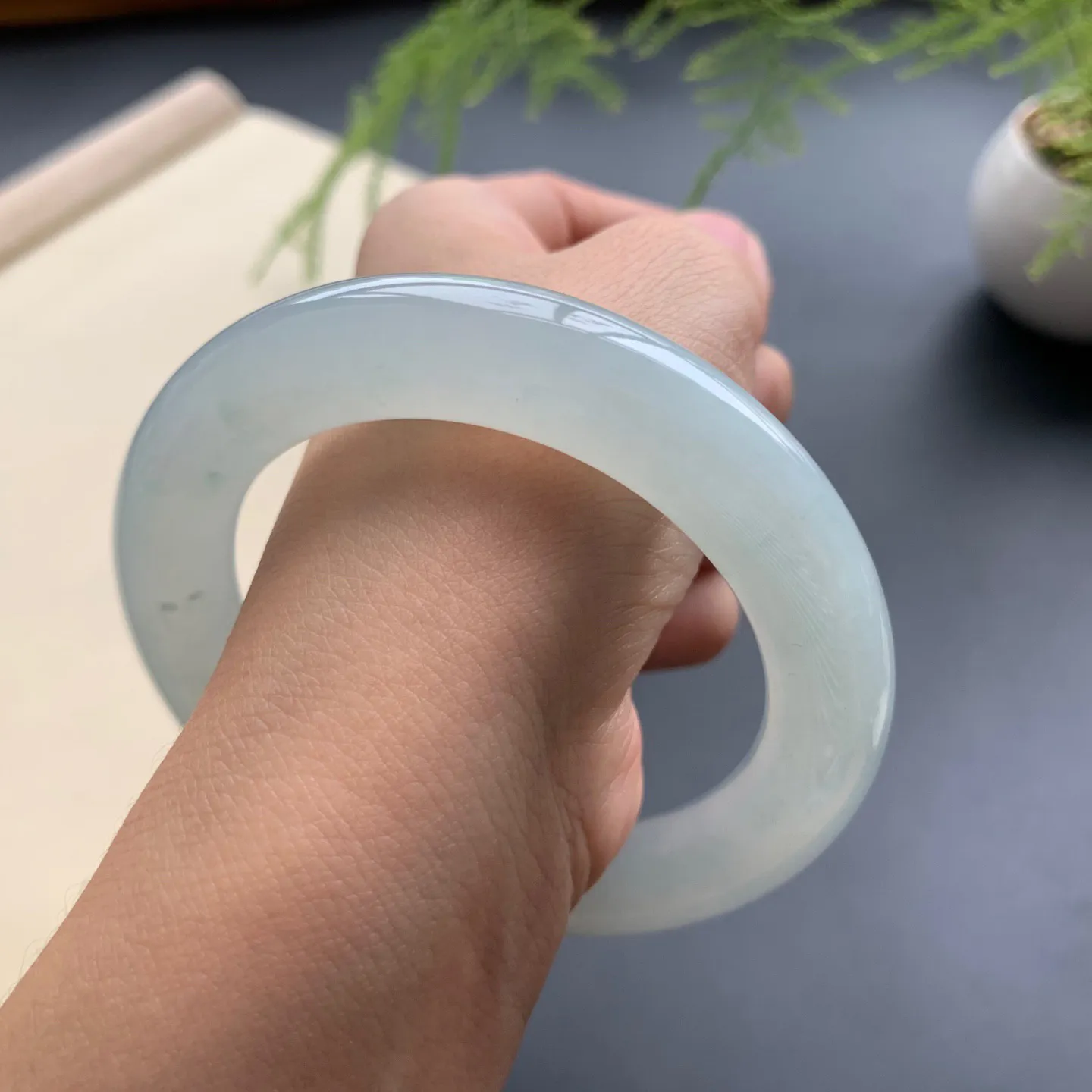 56.5圈口冰种圆条手镯 尺寸：56.5-12-11.8，无纹裂，水润饱满，胶感十足