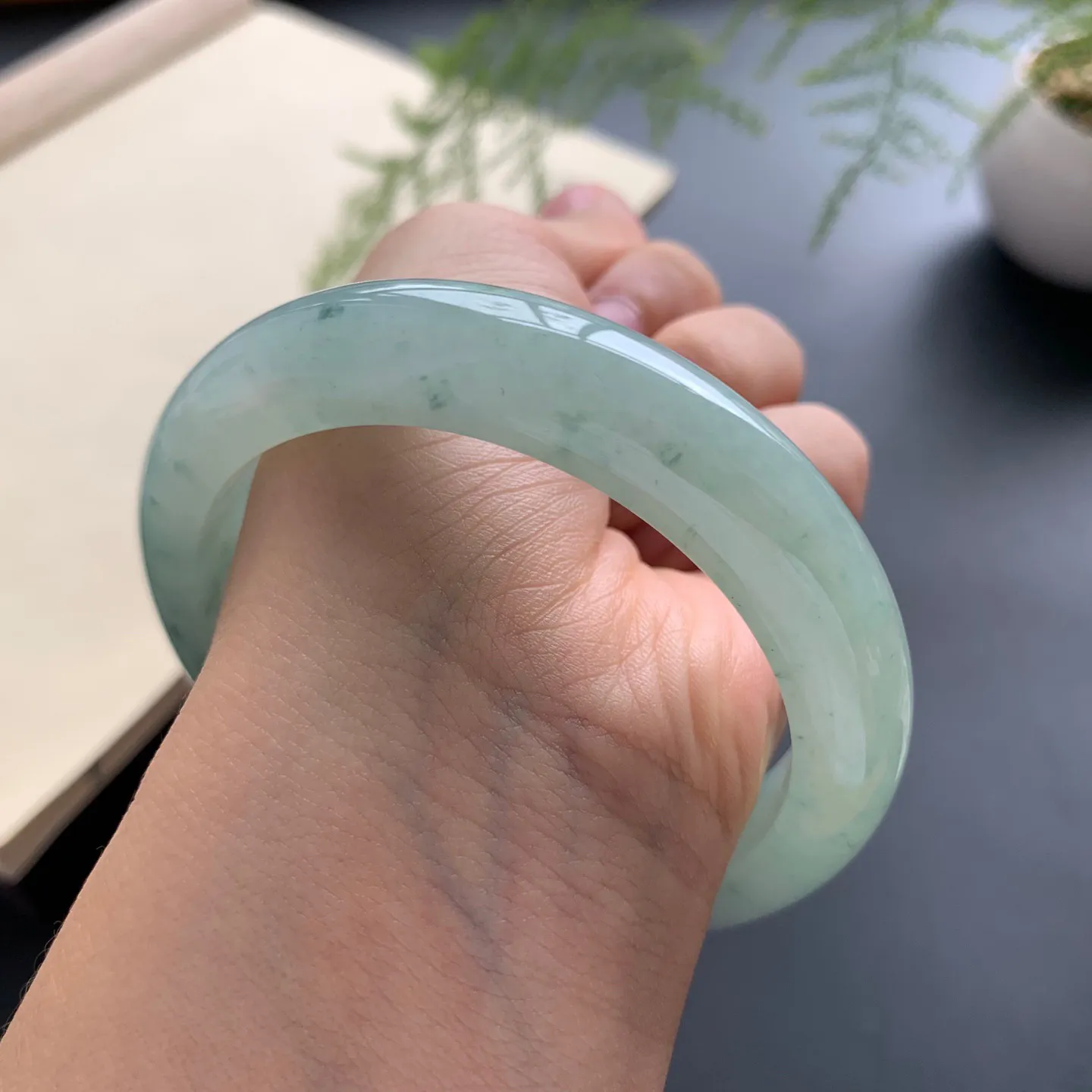 57圈口底色飘花正圈手镯 尺寸：57-12-9，无纹裂，细腻起胶，花色飘逸