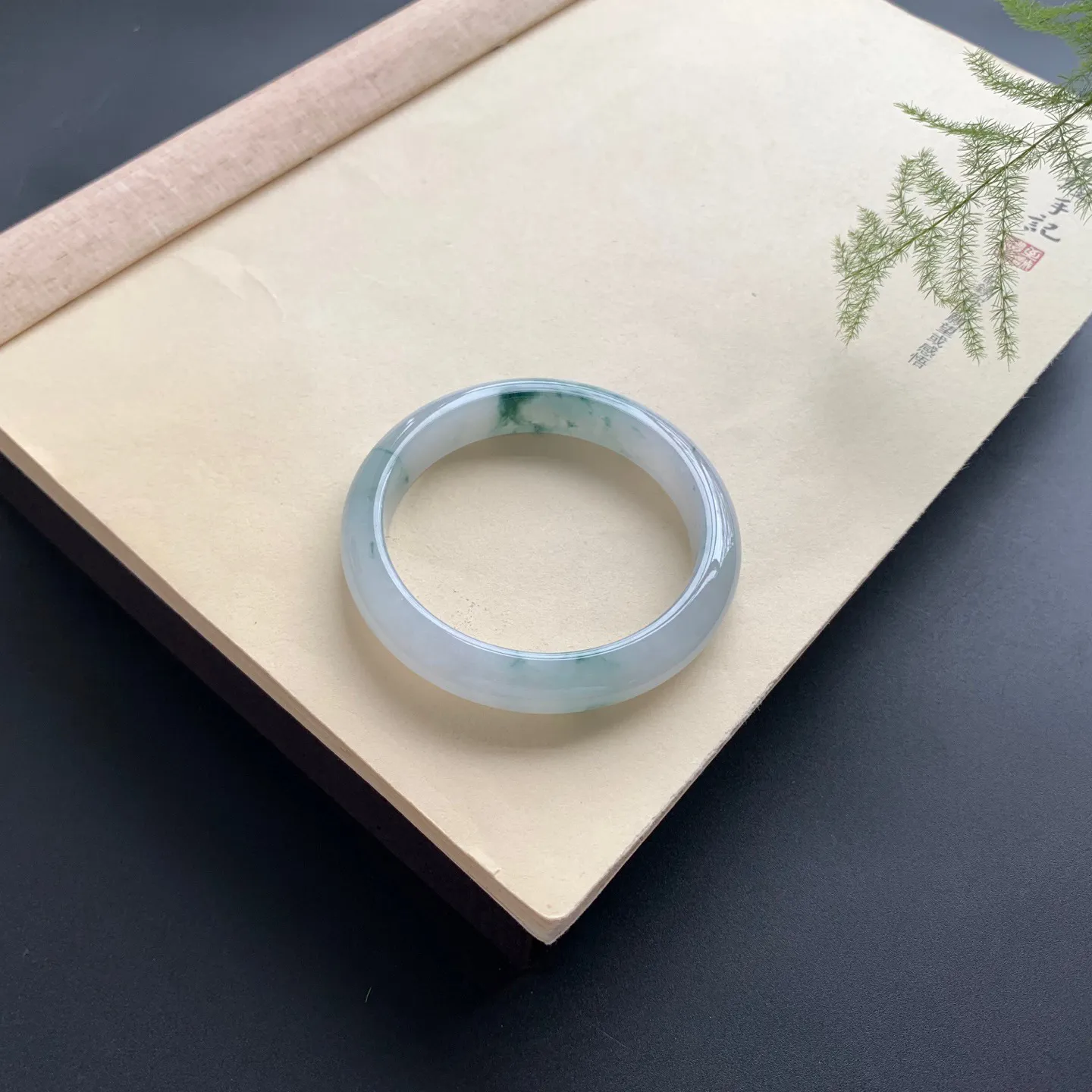 55.2圈口冰飘花正圈手镯 尺寸：55.2-11.2-8，无纹裂，水润起胶，花色飘逸