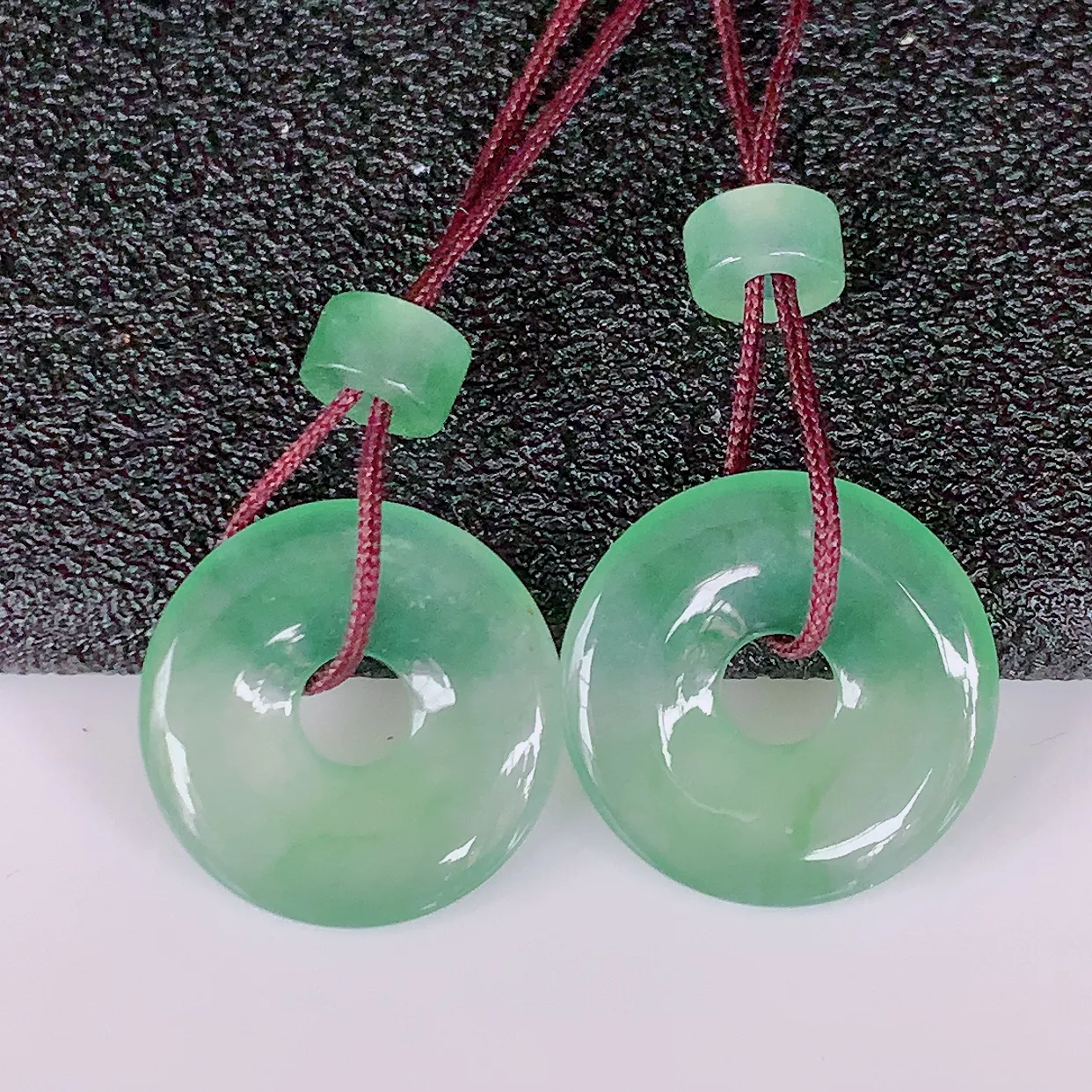 自然光实拍，冰种飘绿翡翠一对平安扣耳坠，翠色灵动，玉质细腻，颜色漂亮，品相佳，佩戴佳品！配图银线 #57.2尺寸13.8*2.5