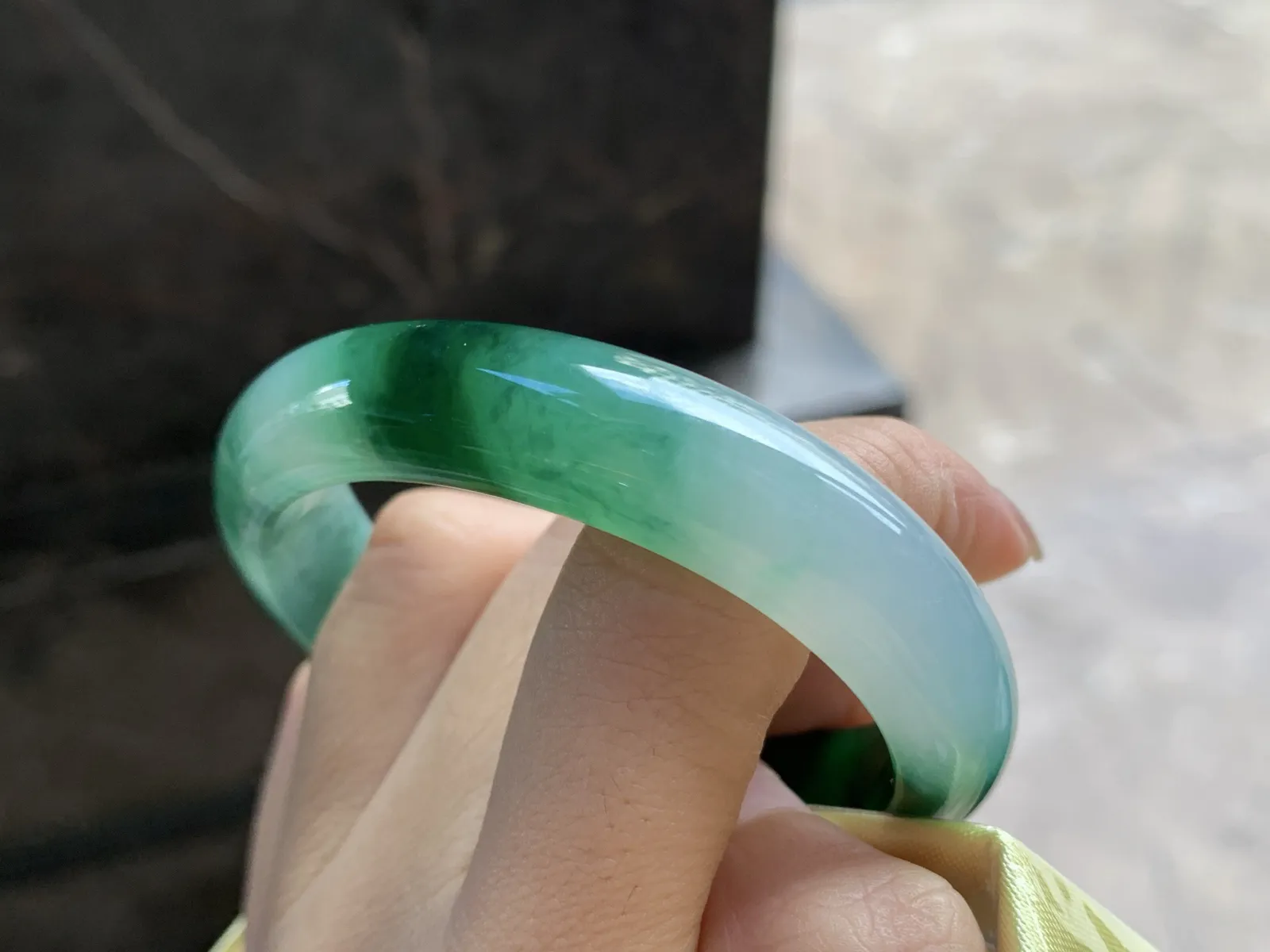 54-12.6-7.8

绿花贵妃手镯手镯^_^颜色浓郁 正圈52可以带