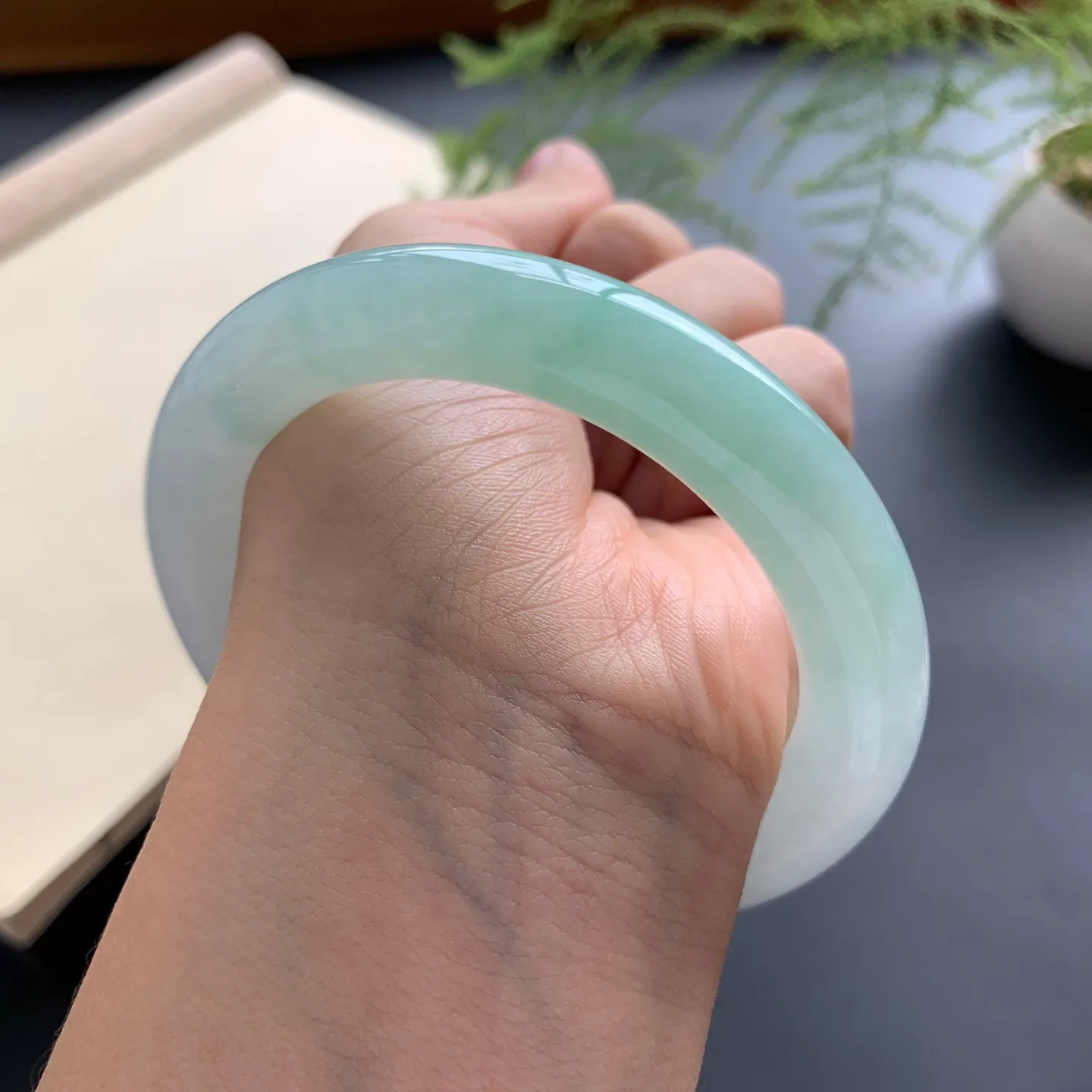 55.3圈口飘绿圆条手镯 尺寸：55.3-10-10.3，无纹裂，色泽靓丽，条形饱满