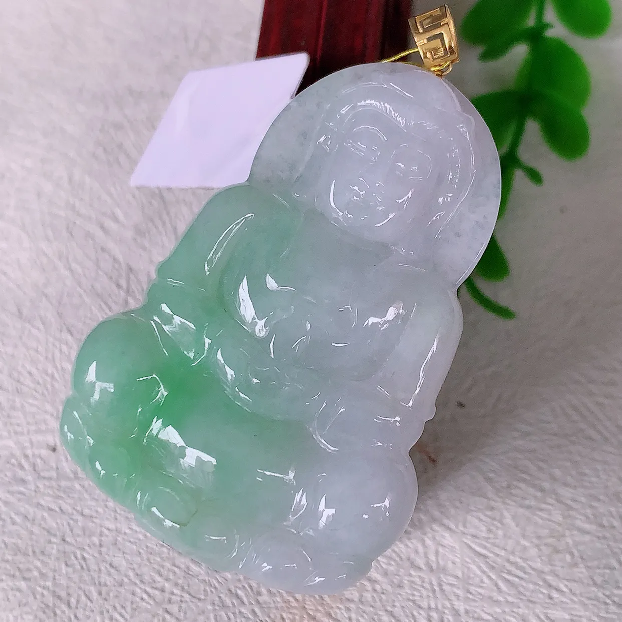 18K金镶嵌冰飘绿翡翠观音菩萨吊坠，赐福翡翠观音，观音面相端庄，品相佳，佩戴气质！#35.2整体58.8裸石52.5*36*5.8