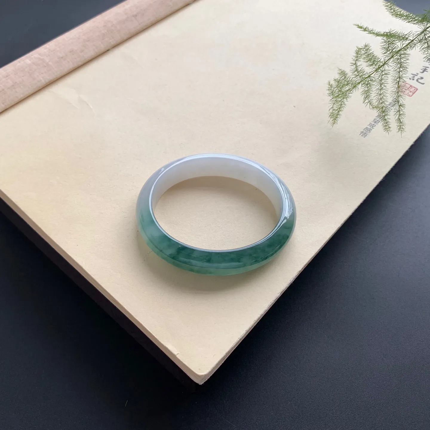 52.2圈口飘花贵妃手镯 尺寸：52.2-45-12-6.8，无纹裂，细腻光滑，花色浓郁