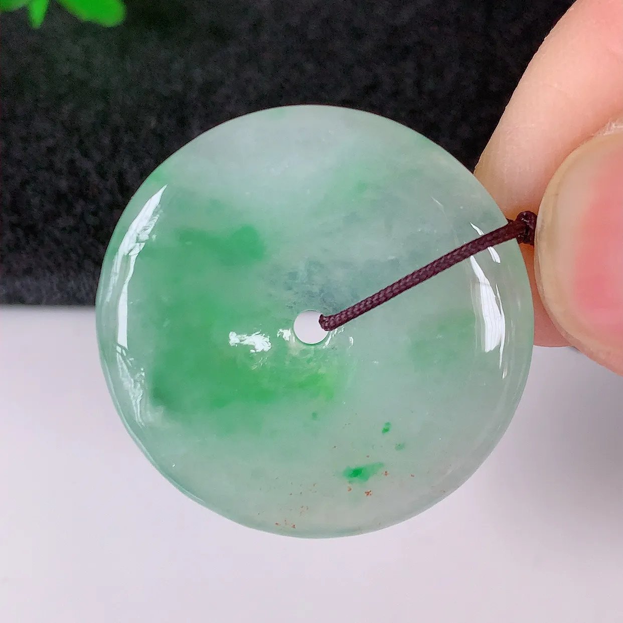 自然光实拍，冰种飘绿翡翠平安扣吊坠，翠色灵动，种老水足，寓意好，品相佳，佩戴佳品！#41.2