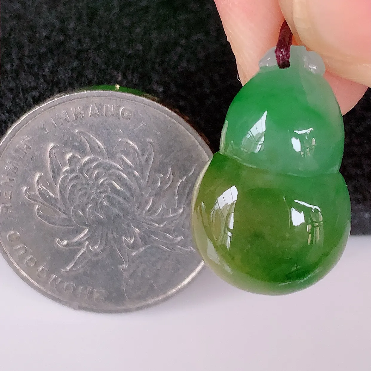 自然光实拍，冰润黄加绿翡翠葫芦吊坠，寓意福禄双全，财源滚滚，清新脱俗，佩戴效果优雅迷人！#05.2