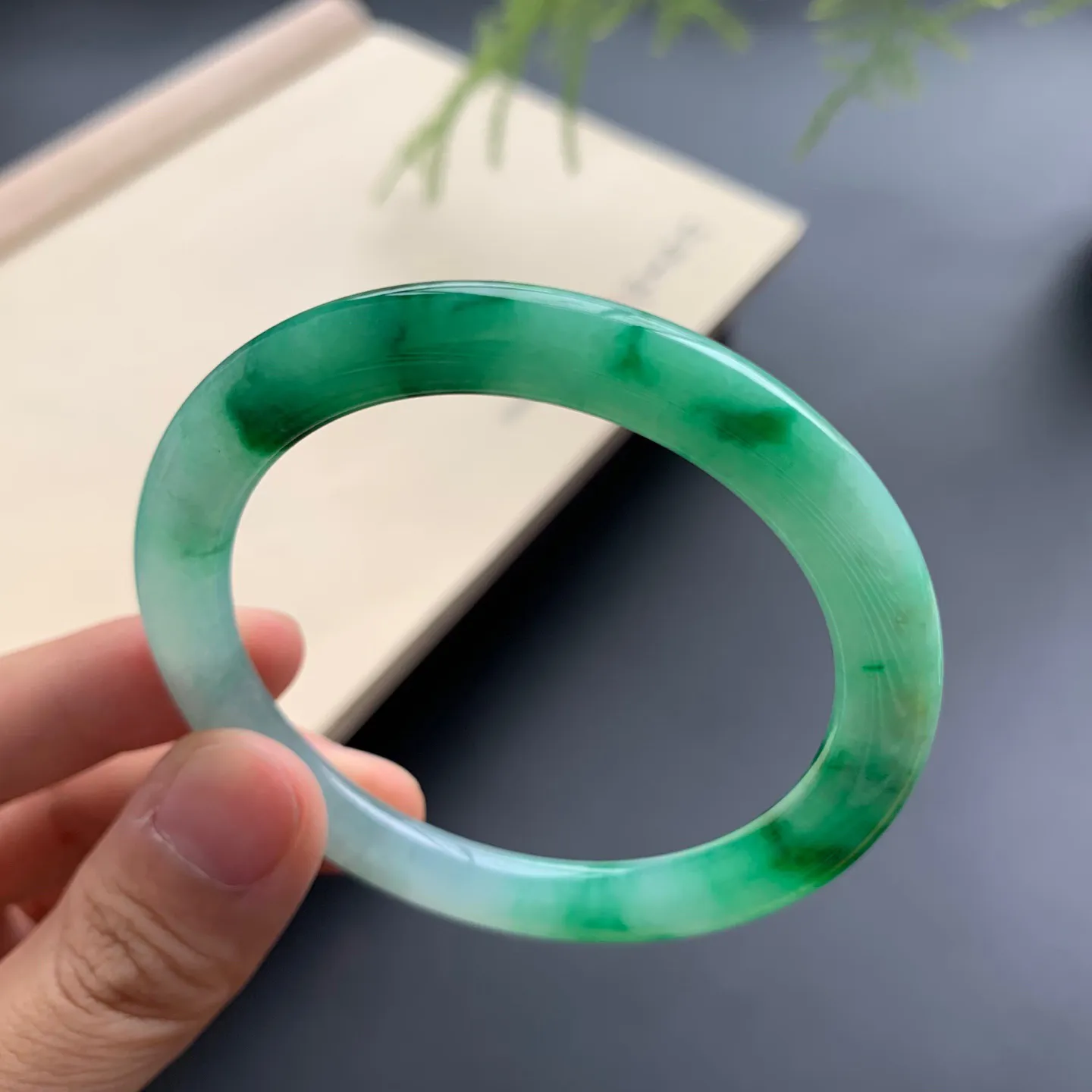 50.2圈口辣绿正圈手镯 尺寸：50.2-8-6，细腻光滑，色辣靓丽