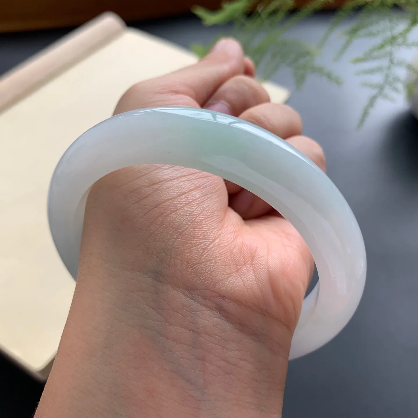 58.5圈口糯冰正圈手镯 尺寸：58.5-12.3-9.3，无纹裂，细腻釉洁，清爽干净