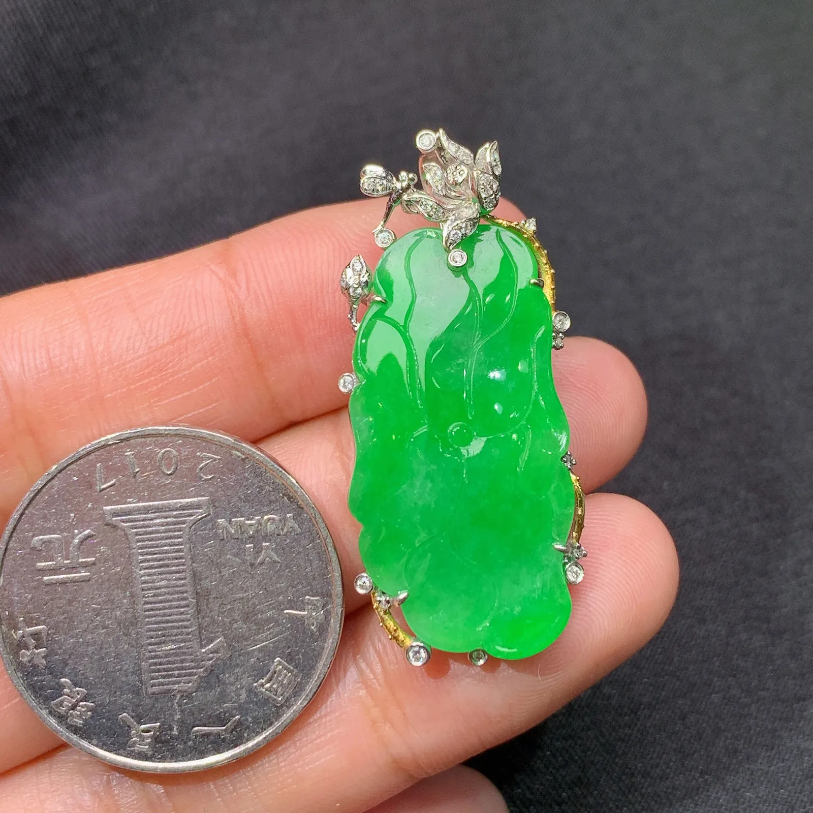 阳绿荷叶吊坠，18k金镶嵌，冰润色阳，玉质细腻，种水足 尺寸37*16.4*6.9