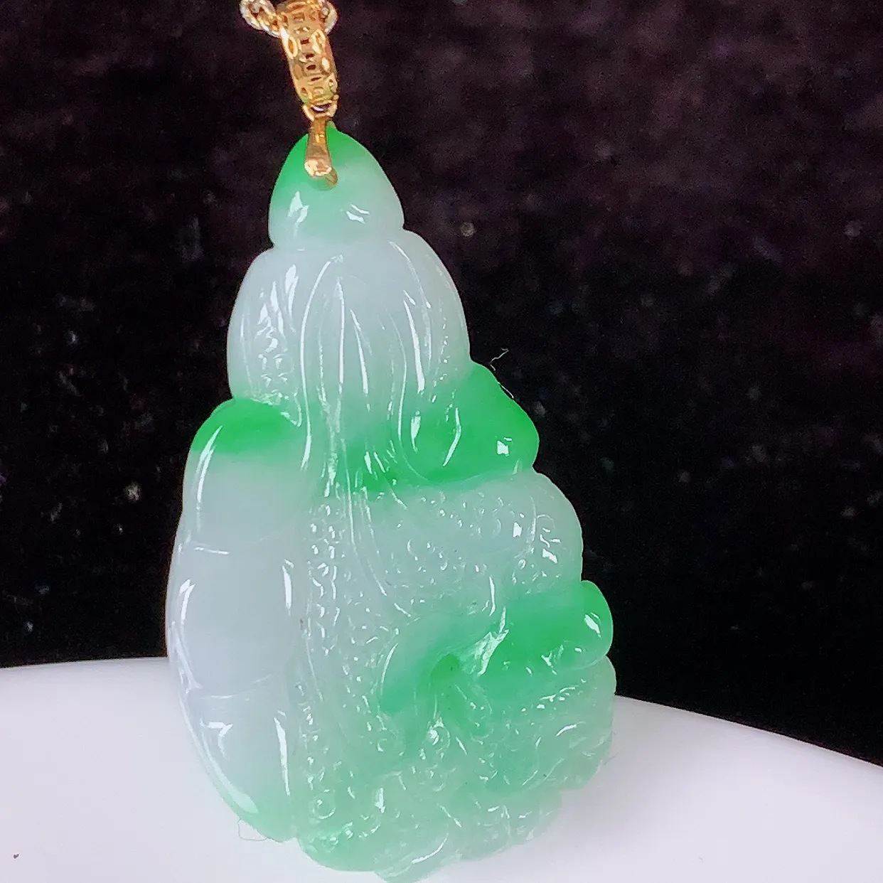 18K金镶嵌飘阳绿翡翠招百财白菜吊坠，百财聚来，财源滚滚，色泽鲜艳，精工水润的白菜，性价比高！#1.2