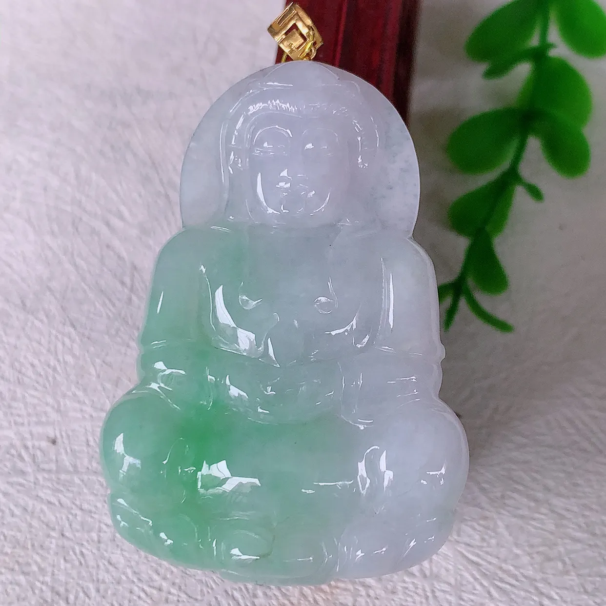 18K金镶嵌冰飘绿翡翠观音菩萨吊坠，赐福翡翠观音，观音面相端庄，品相佳，佩戴气质！#35.2整体58.8裸石52.5*36*5.8