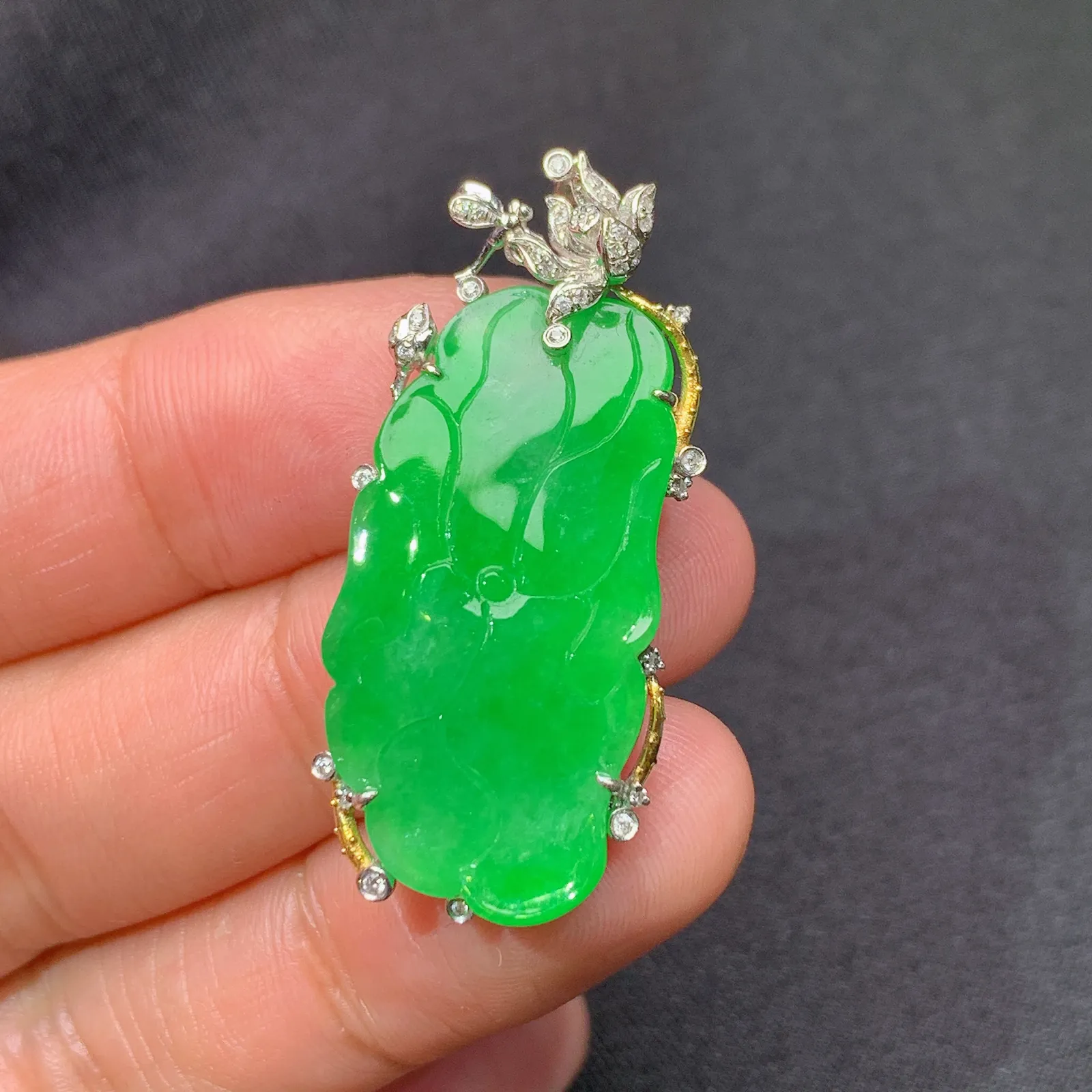 阳绿荷叶吊坠，18k金镶嵌，冰润色阳，玉质细腻，种水足 尺寸37*16.4*6.9