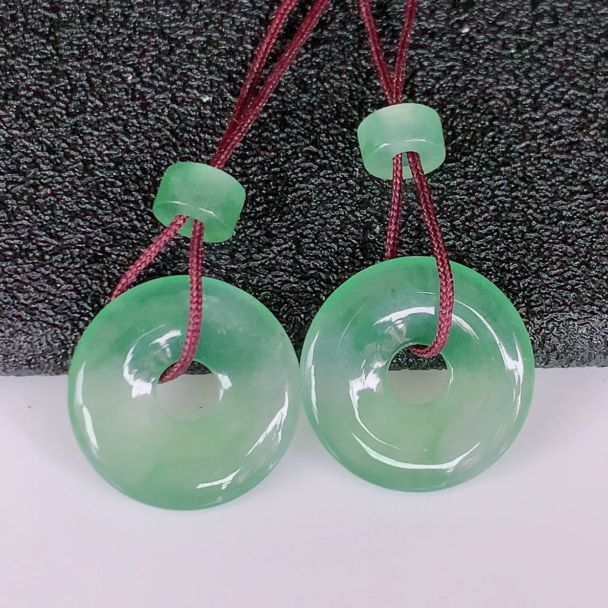 自然光实拍，冰种飘绿翡翠一对平安扣耳坠，翠色灵动，玉质细腻，颜色漂亮，品相佳，佩戴佳品！配图银线 #57.2尺寸13.8*2.5