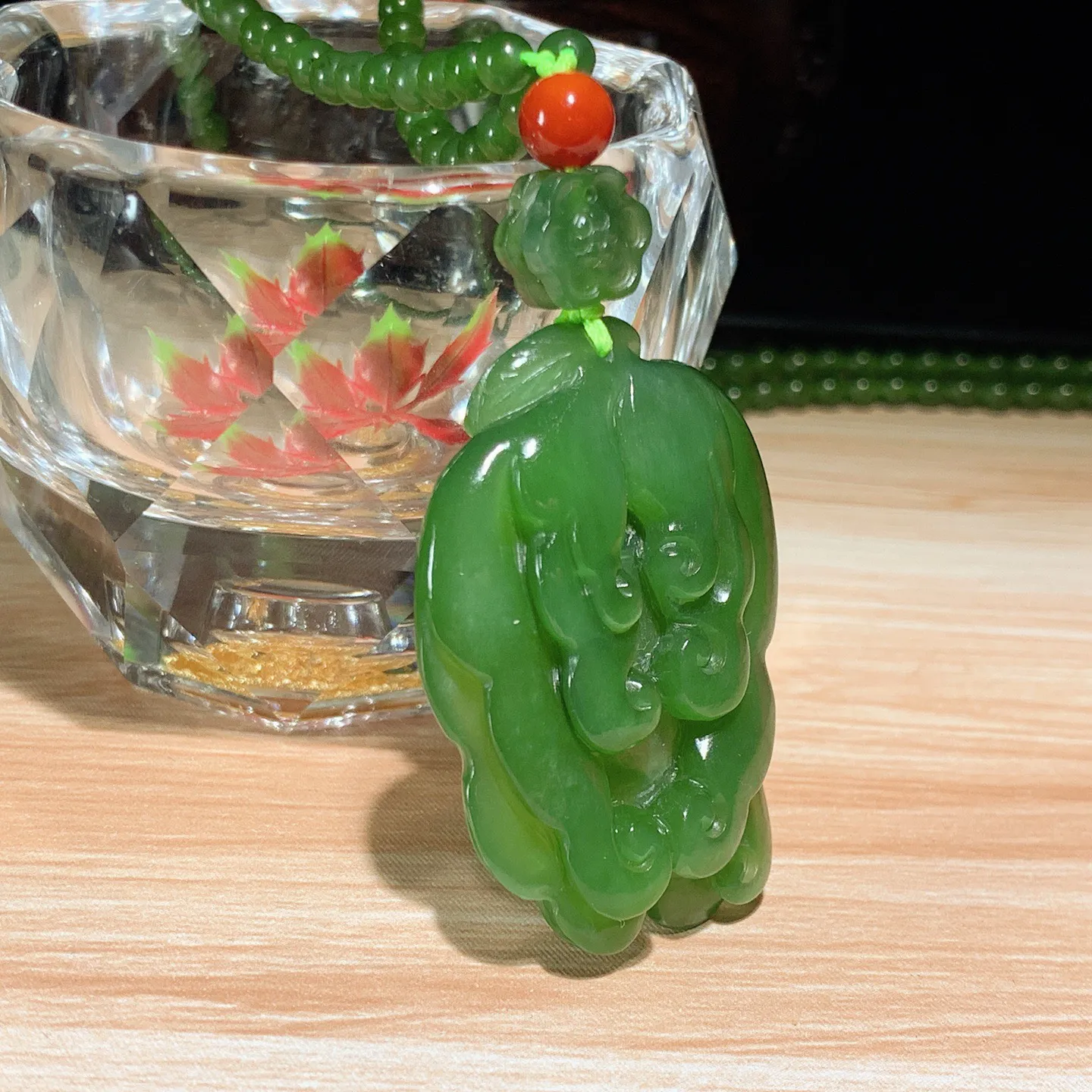 和田玉阳绿俄罗斯碧玉人生如意人参挂件。尺寸43/31/10重33.6克。玉质细腻油润。手推出油。佩戴高端典雅。lt251103