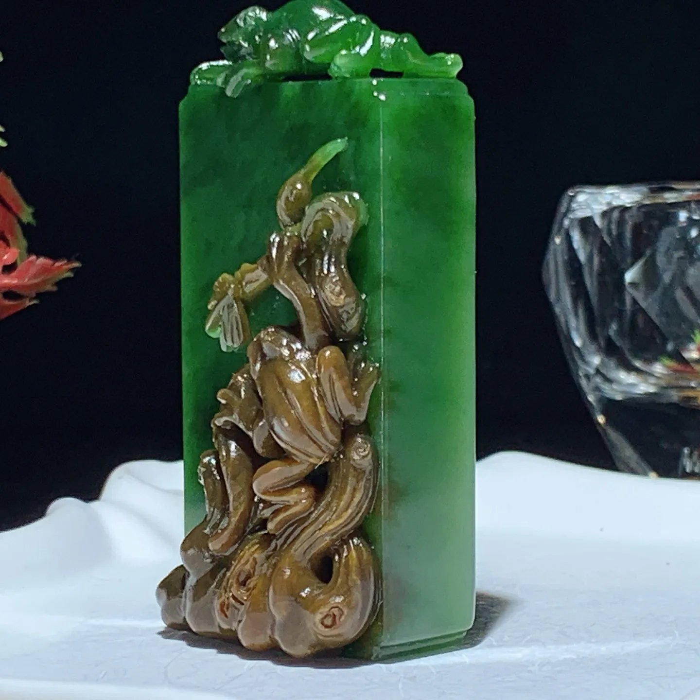 收藏级！和田玉红皮料阳绿俄罗斯碧玉呱呱来财牌子挂件。尺寸69/35/22重98克。玉质细腻油润。手推出油。佩戴高端典雅。lt251103