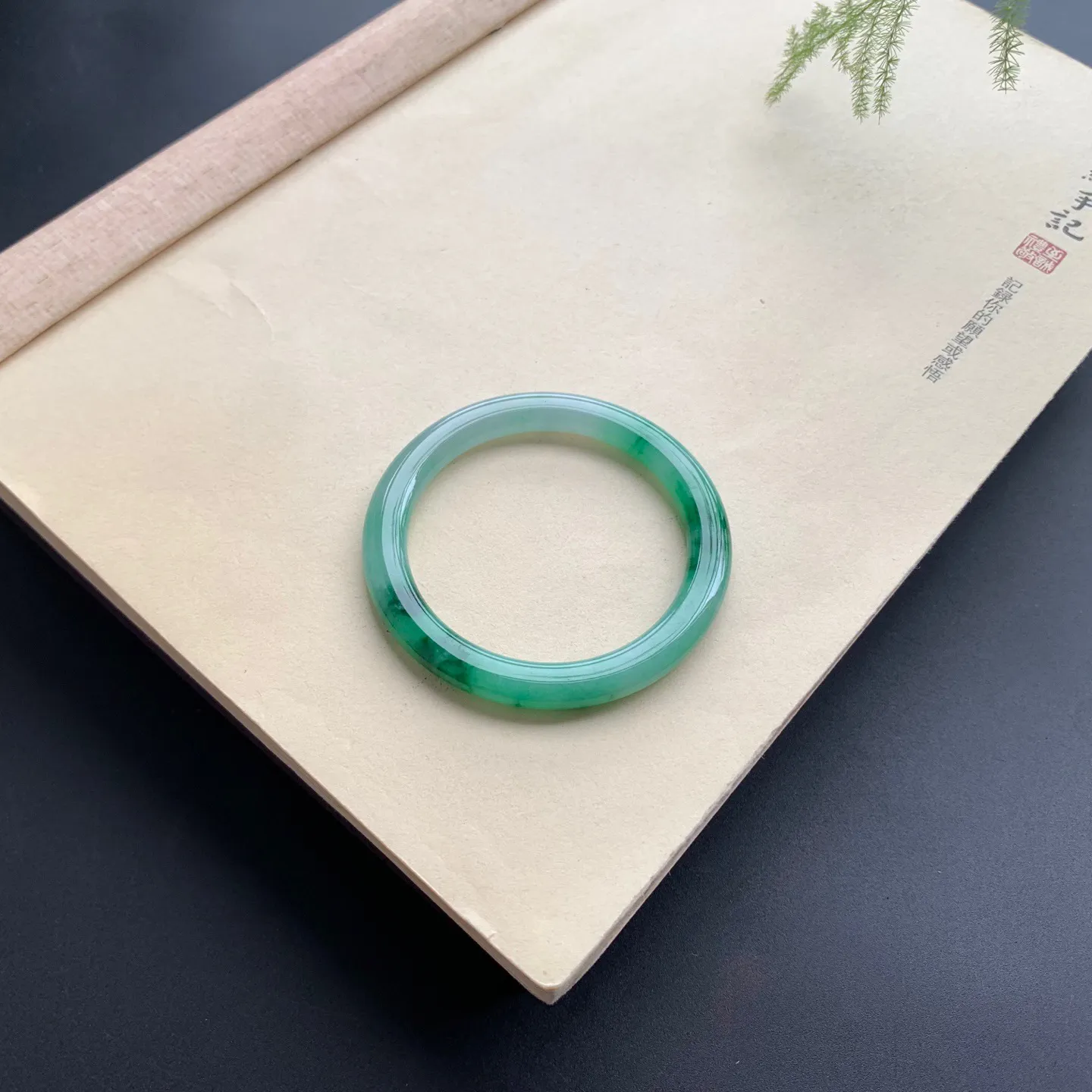 50.2圈口辣绿正圈手镯 尺寸：50.2-8-6，细腻光滑，色辣靓丽