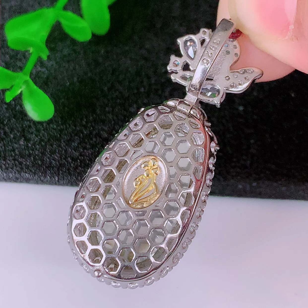 冰透满绿翡翠925银镶嵌如意吊坠，自然光实拍，翠色灵动，颜色漂亮，种老水足，品相佳，佩戴佳品！#98.2整体41.5*18*9裸石24-14.5