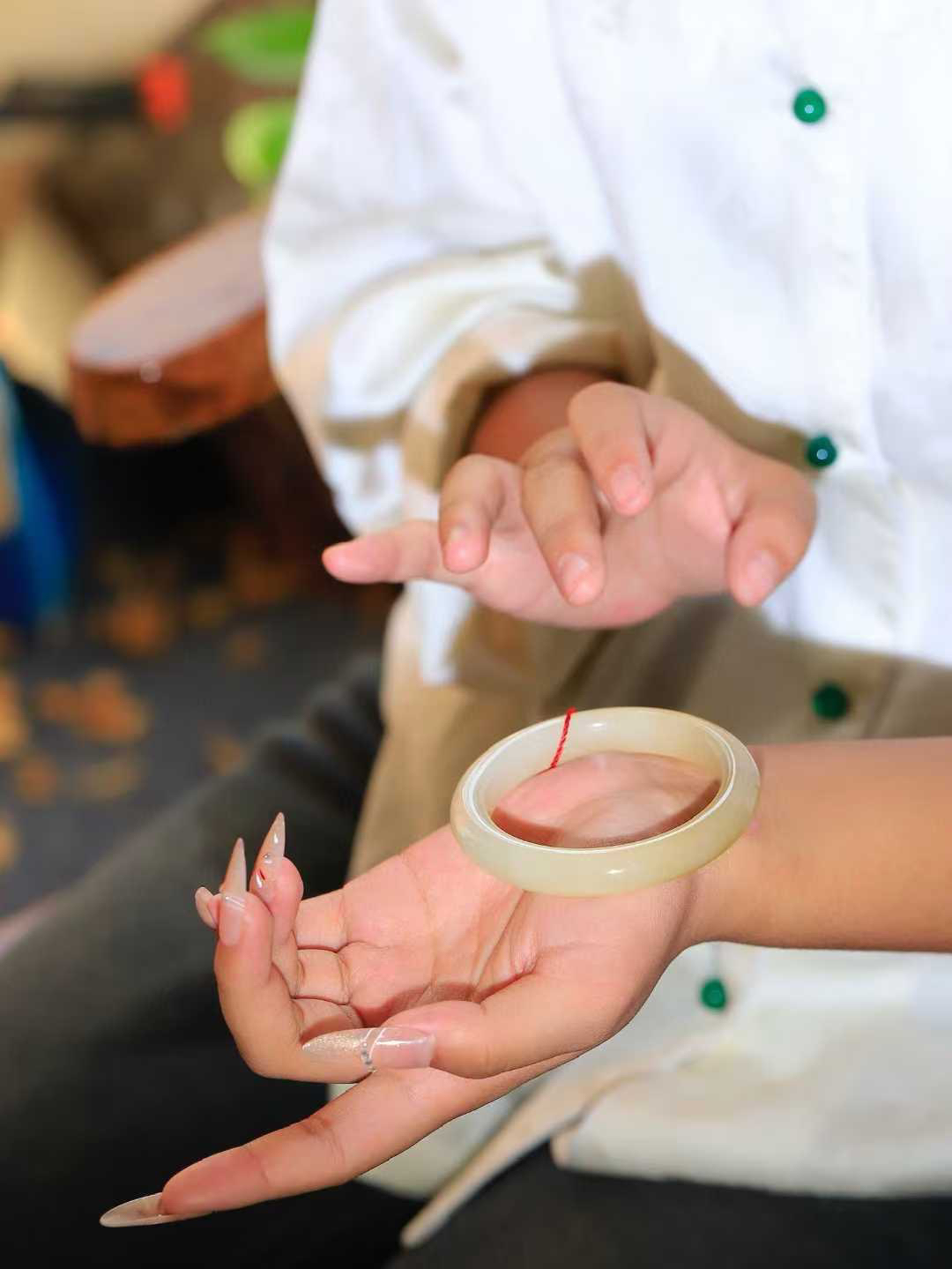 【一见钟情·手镯】

精品和田玉糖白玉手镯。镯型饱满，温润细腻，脂润沁香。️执一卷书，沏一盏