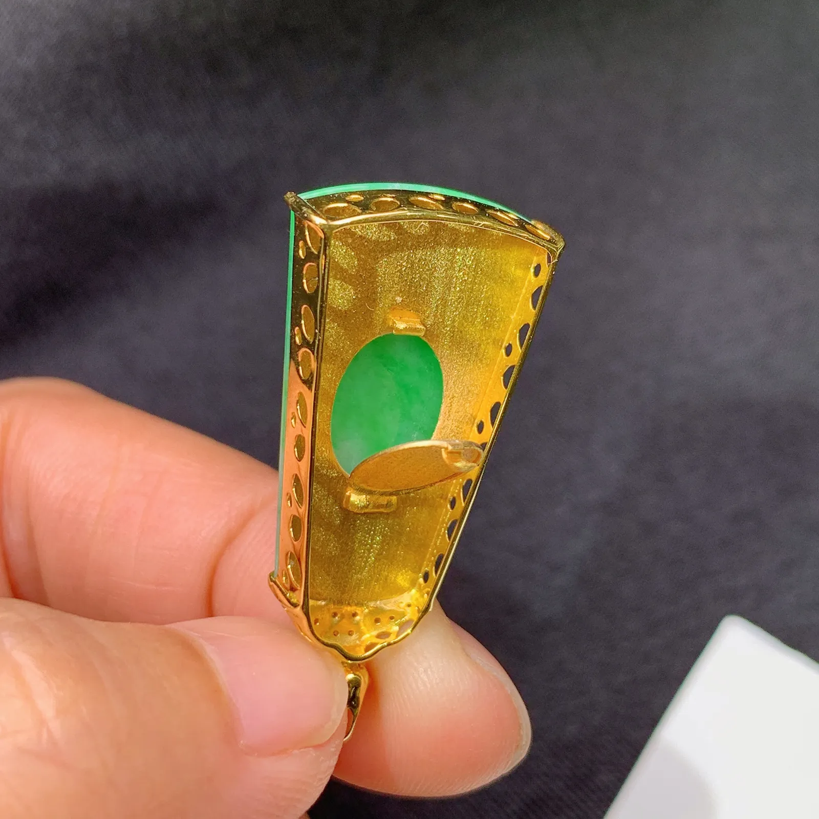 甜绿无事牌吊坠，18k金镶嵌，色泽鲜阳，冰润细腻，种水足 尺寸34.5*16.2*5.3