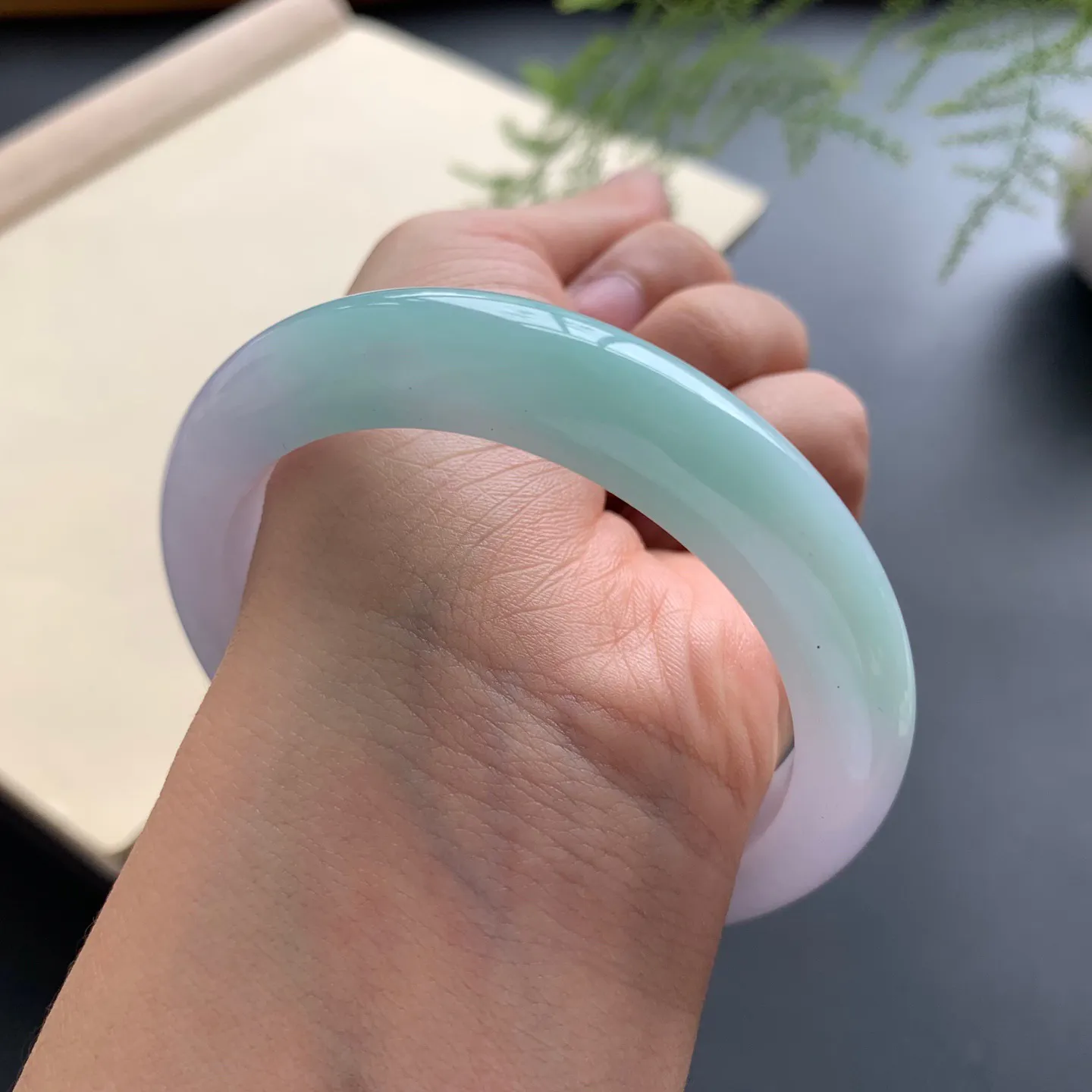 56.2圈口飘绿正圈手镯 尺寸：56.2-11.2-9.2，无纹裂，细腻光滑，版型厚装