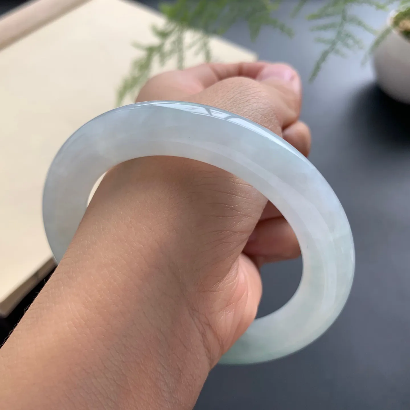 56.8圈口底色圆条手镯 尺寸：56.8-11.2-11.5，无纹裂，色泽亮丽，条形饱满